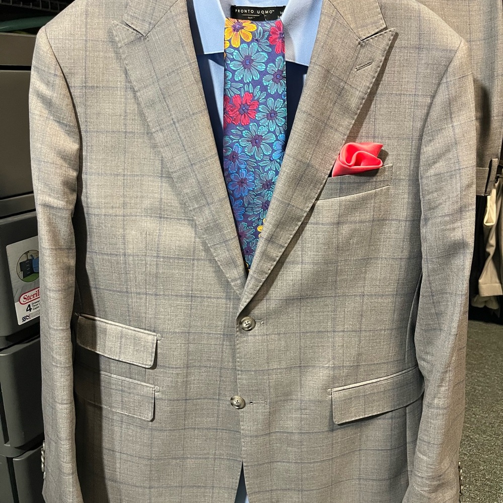 English Laundry Light Gray Suit with Floral Tie